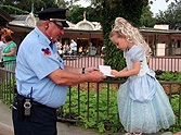 How a Security Guard Made the Day of a Little Princess, Aww ♥