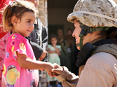 18 Heartwarming Images from War Zones - Mankind is GOOD!