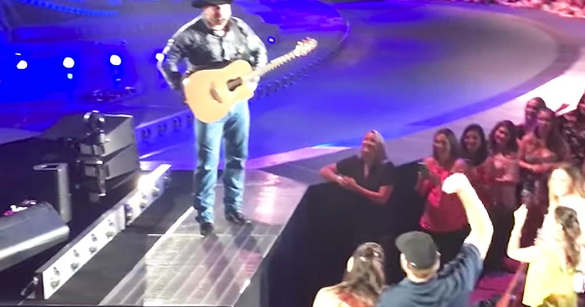 Garth Brooks Stops Concert For Fans' Gender Reveal